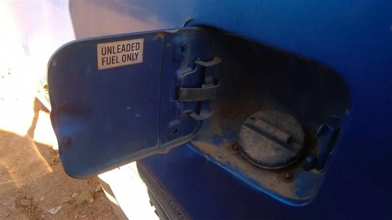 Puerta de llenado de combustible 2 puertas para 92-94 Geo Metro OEM Foto 2 de 4