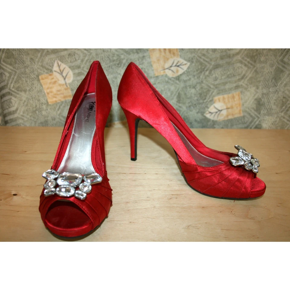 Zapatos de salón Fioni de tela satinada roja con punta abierta 13 Foto 2 de 4