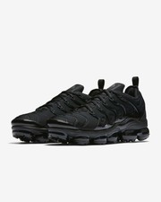 black vapormax plus men