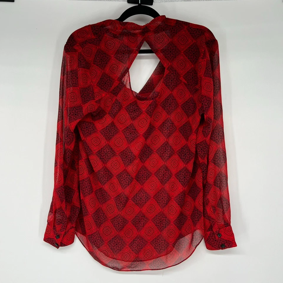 Blusa CAbi Diamante Mujer L Roja Estampada Recorte Manga Larga Capucha Cuello #3125 Foto 2 de 4