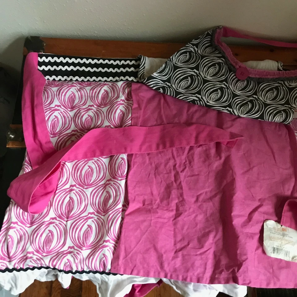 Súper Lindo Blanco y Rosa con Negro Mu Cocina 100% Algodón Tamaño Completo Delantal con Volantes Foto 3 de 4