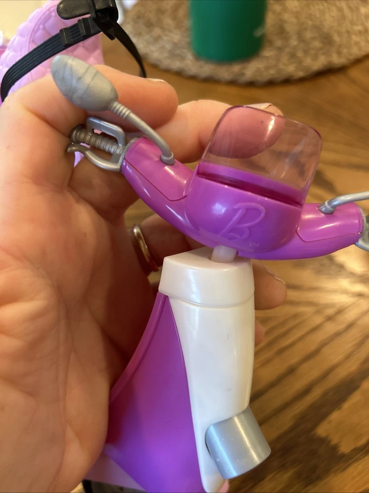 Barbie Scooter Ciclomotor Vespa Mattel 2011 12" púrpura cinturón de seguridad y casco sin soporte Foto 2 de 4