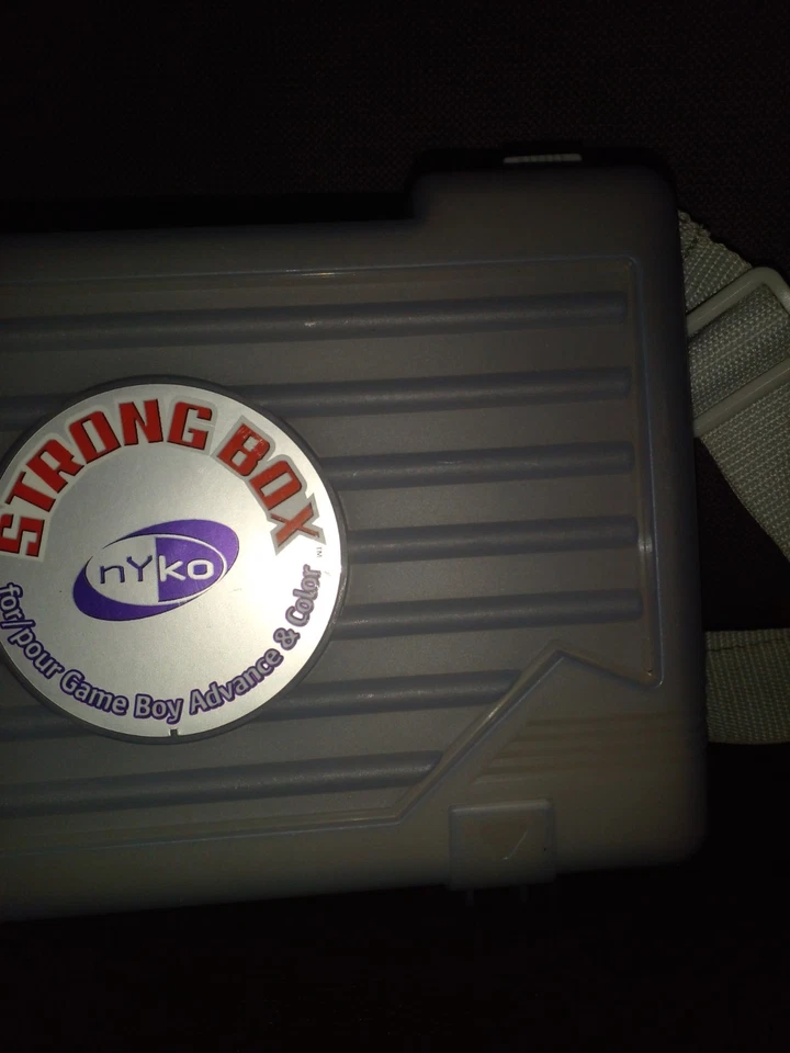 Nintendo Gameboy Advance y Estuche de Transporte a Color de NYKO Caja Fuerte Foto 3 de 4