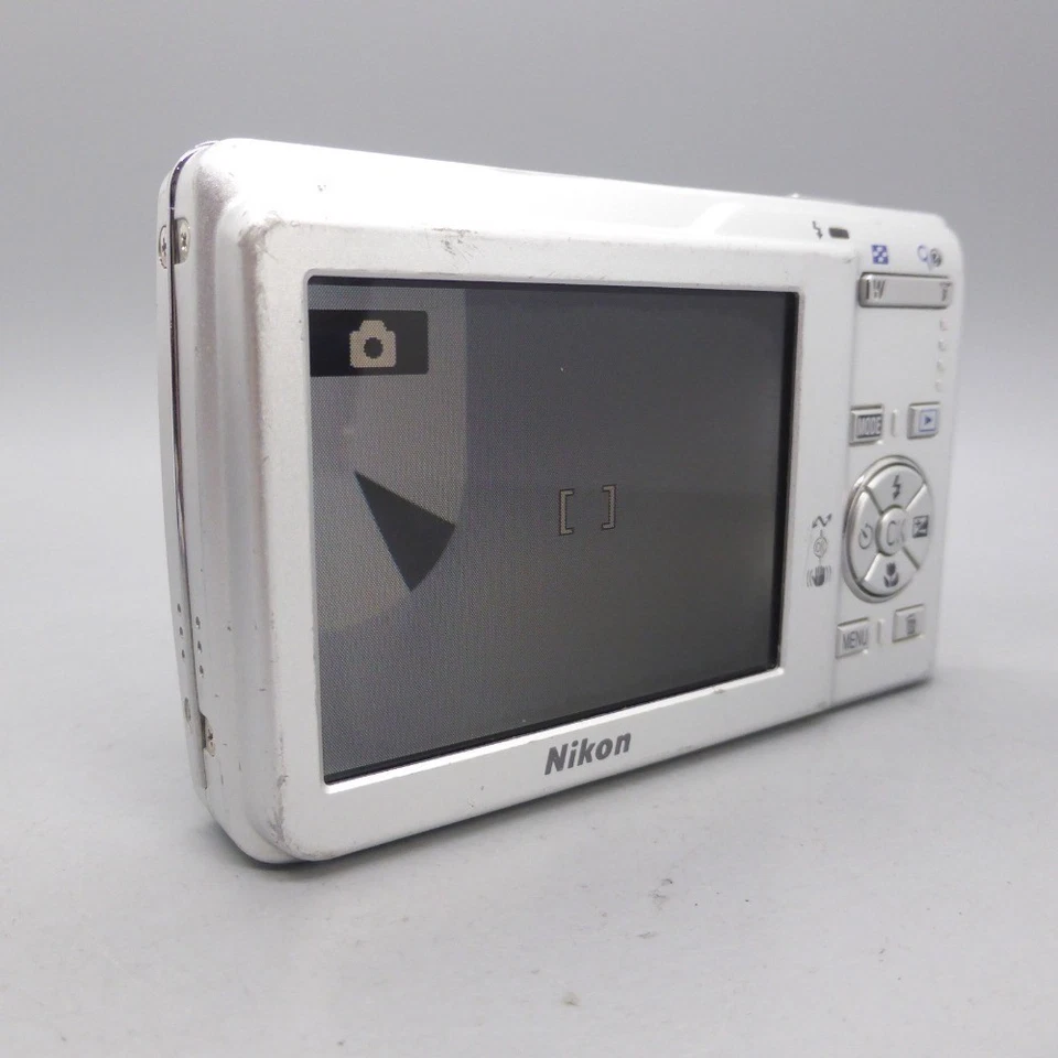 Nikon COOLPIX S200 CCD Digital Camera Silver 7.1MP 3x Optical Zoom,Auto Focus - Image 4 of 4