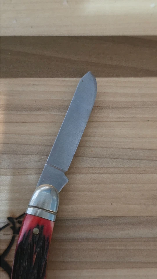 Faca Stockman Schrade 897RPB, alças ósseas vermelhas irregulares escudo faltando - Imagem 4 de 4