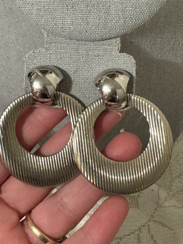 Vtg Pair Earrings Textured Door Knocker And Double Disc Pierced - Aluminum Metal - Picture 9 of 13