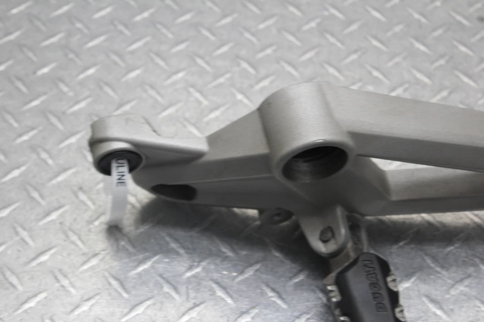 2009 DUCATI MONSTER 1100 APOIO PARA OS PÉS DIANTEIRO ESQUERDO PEG STEP 82411451B - Imagem 2 de 4