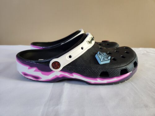 Sandalias CROCS Jujutsu Kaisen CLASSIC ZUECO Negras (Hombres 9 Mujeres 11) Usadas - Imagen 3 de 8