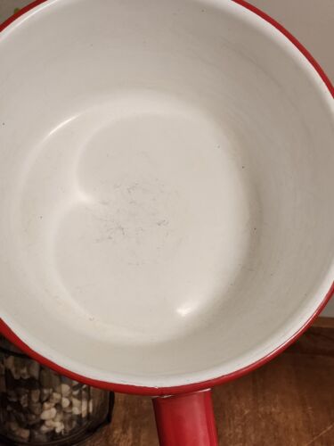 Olla para salsa esmaltada vintage 9"x31/2" blanca con borde rojo, mango - Imagen 3 de 7