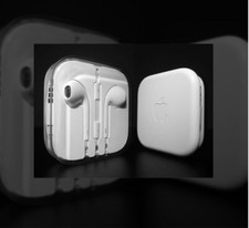 Apple OEM Wired EarPods - 3.5mm jack - New in Case - SHIPS FREE