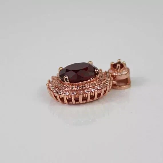 Colgante de halo de corte ovalado de 3,0 quilates de rubí rojo creado en laboratorio enchapado en oro rosa de 14 quilates cadena gratis Foto 3 de 4