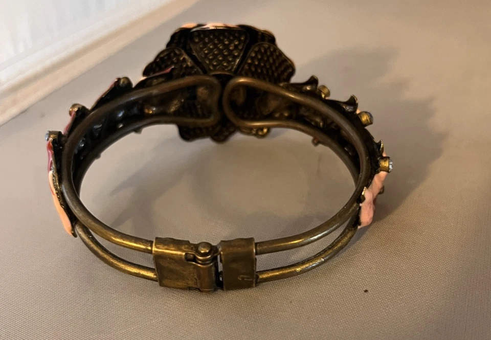 Браслет-манжета с розовой красной эмалью стразами синий и розовый латунный вид волшебное ядро - Изображение 4 из 4