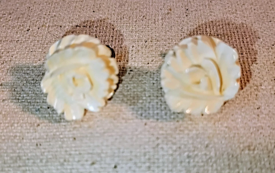 Pendientes Vintage Tallados a Mano Color Crema Rosa Esterlina Tornillo Trasero MCM Foto 3 de 4