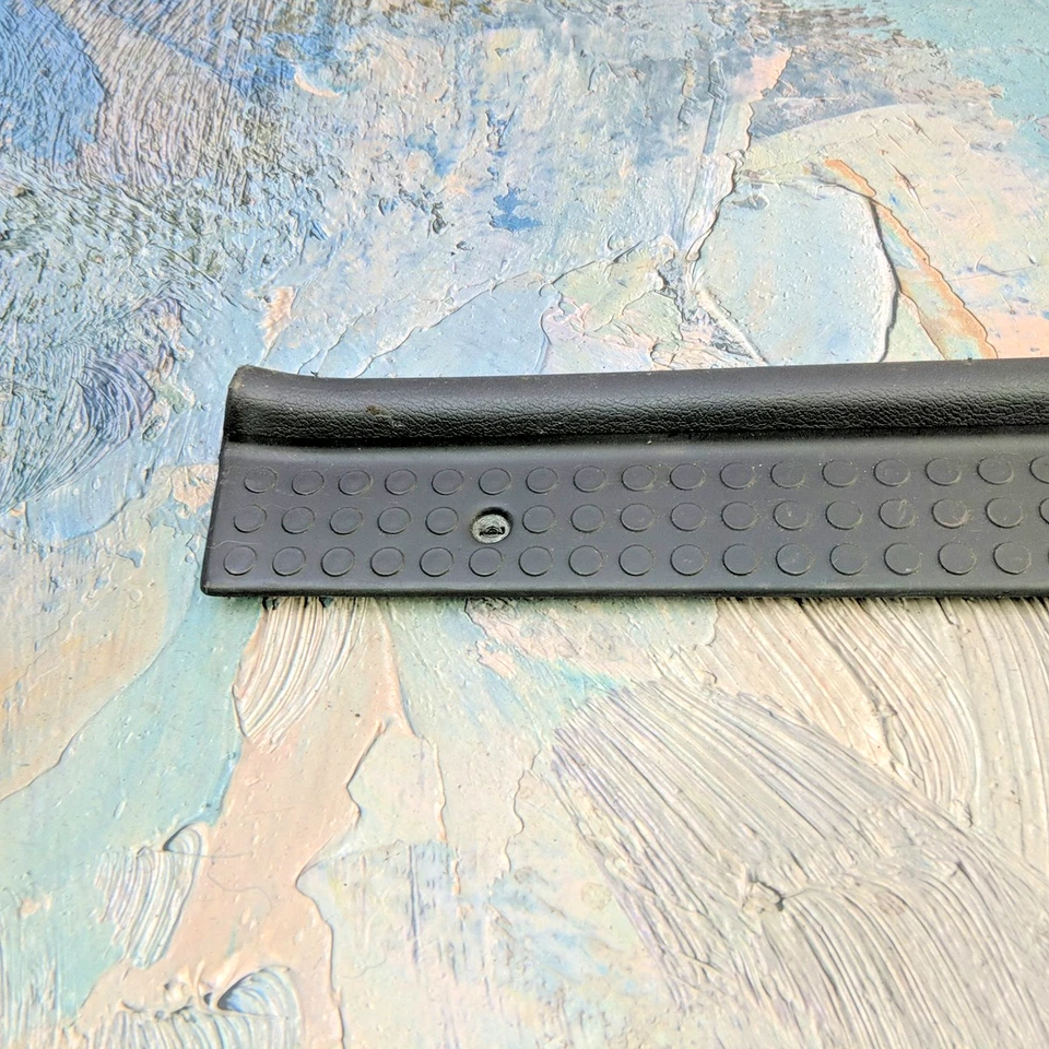 Placa de desgaste de umbral de pasajero Plymouth MB479031 1991-1994 láser RS gris derecho con tornillos Foto 3 de 4