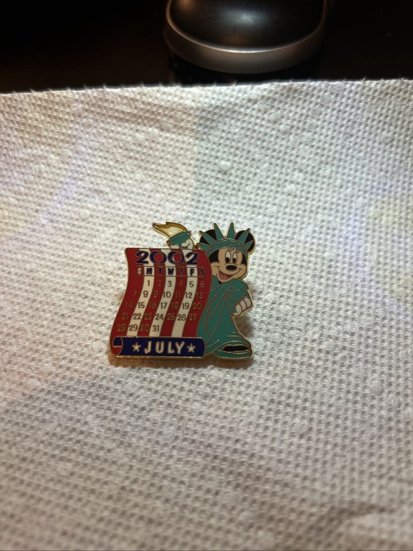 Disney DS 12 Month Magic Minnie Mouse Statue Liberty Pin