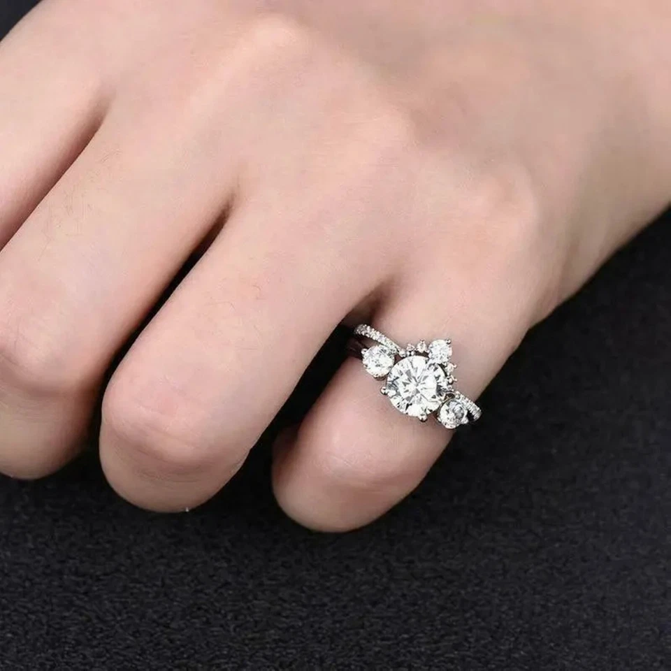 Juego de anillos de boda de moissanita VVS1 de corte redondo de 2,00 quilates enchapados en oro blanco de 14 quilates Foto 4 de 4