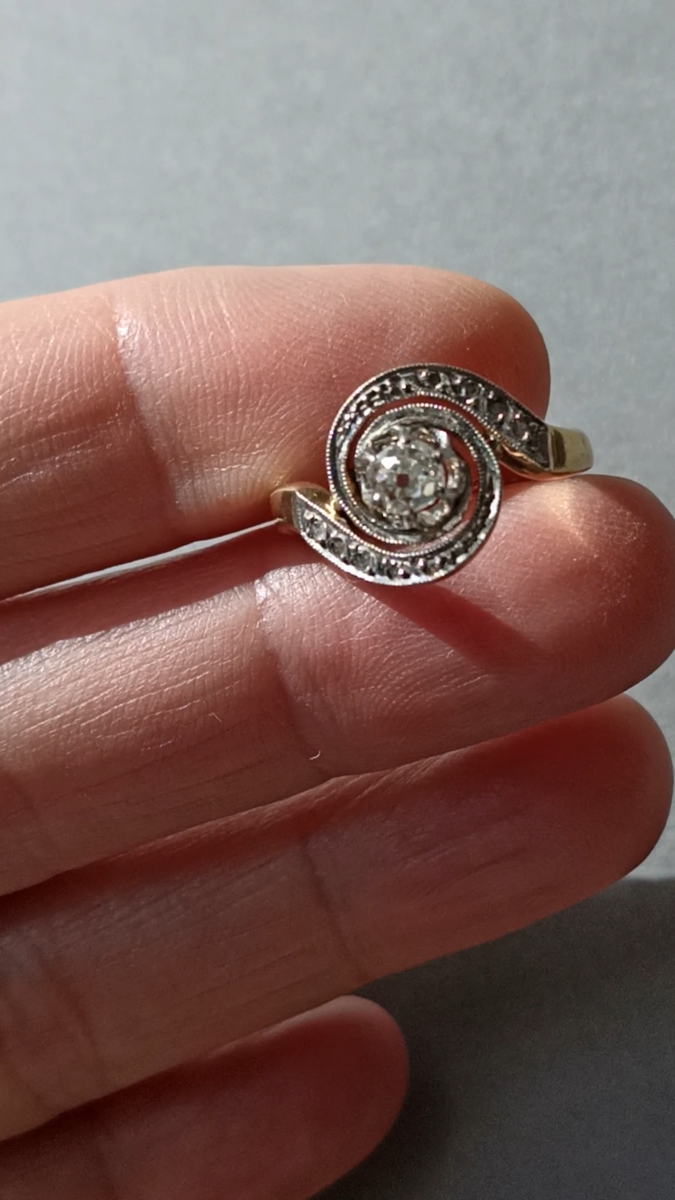 Bague tourbillon ancienne diamants 0,41ct or massif 18 carats