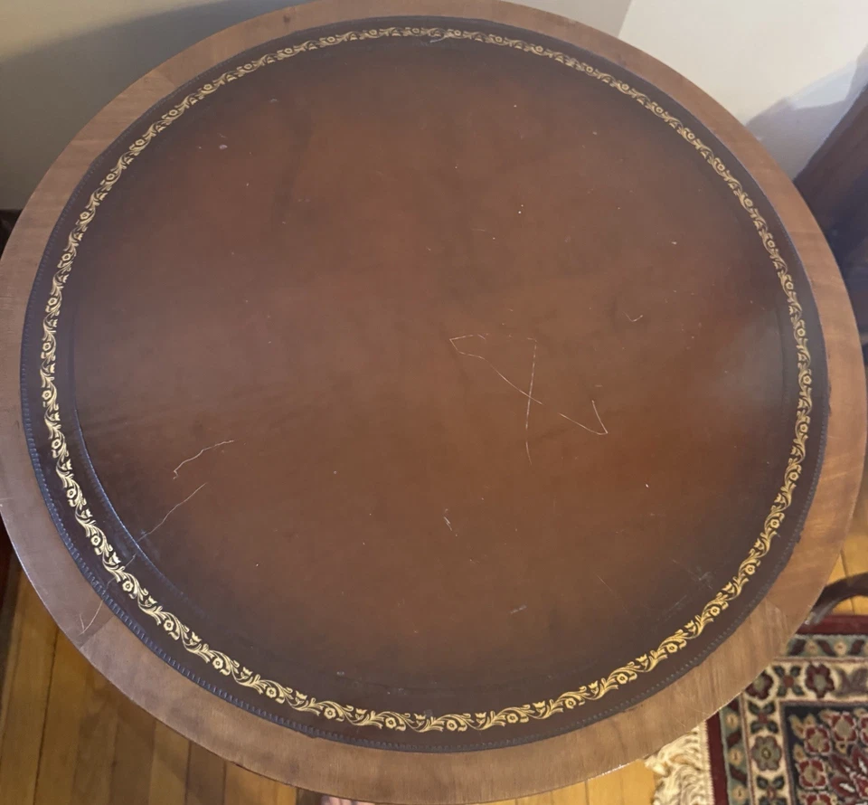 "Mesa auxiliar de tambor vintage de 28"" con tapa de cuero, tiradores de latón, ruedas originales" Foto 3 de 4