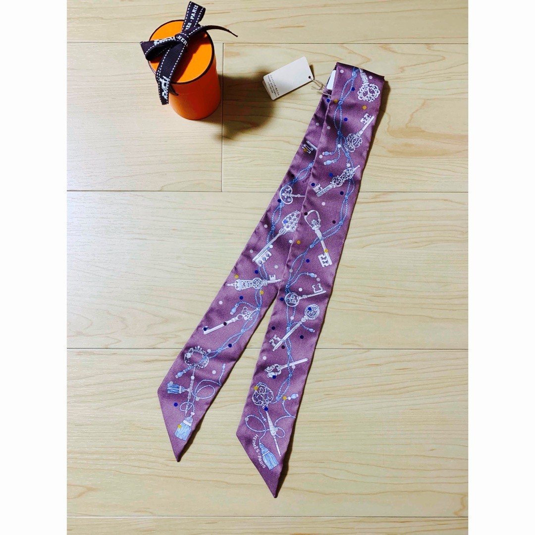 HERMES Silk Twilly Scarf Elegant Accessory