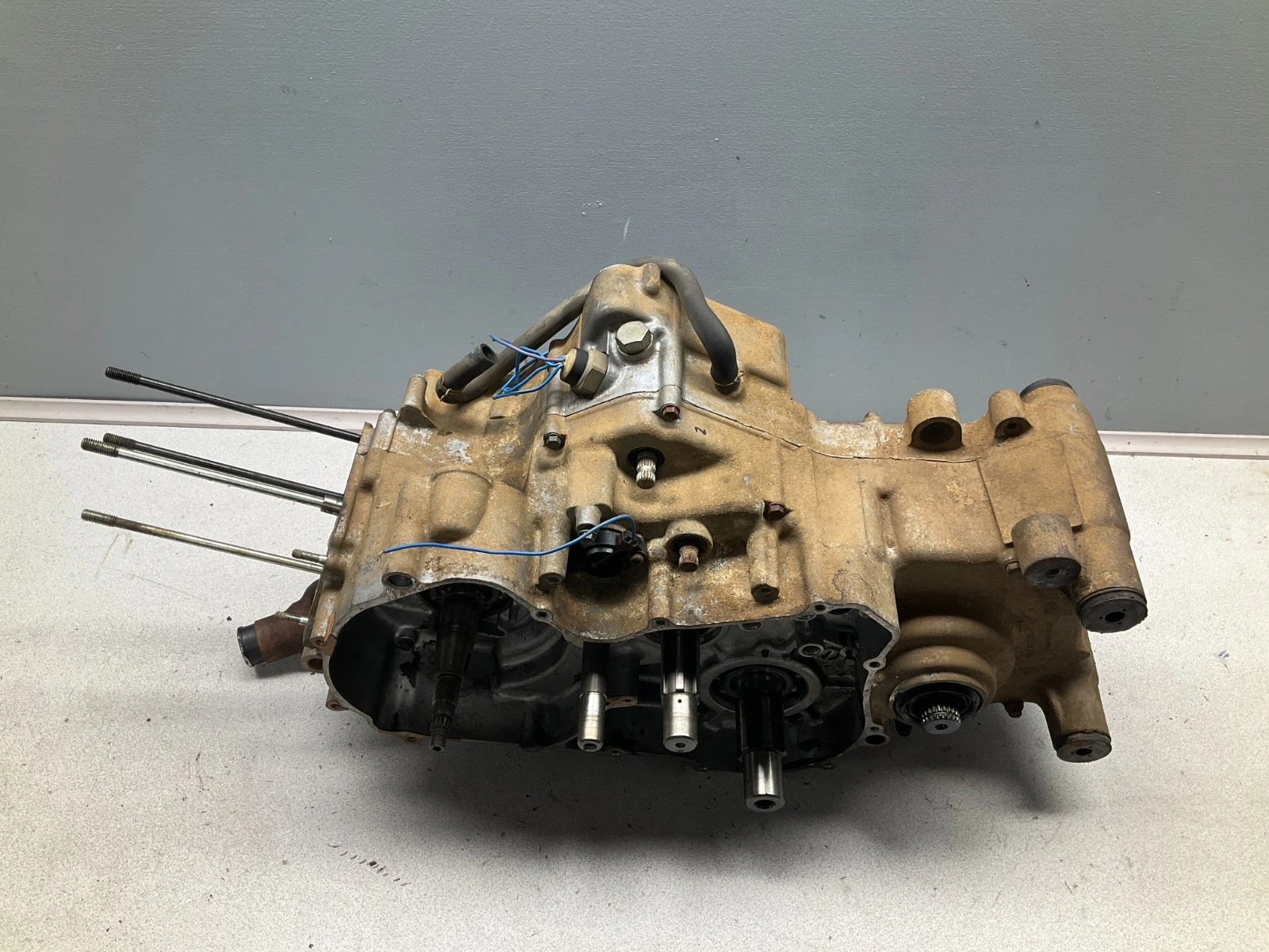 1988 88 SUZUKI QUADRUNNER 250 4X4 LT250 ENGINE BOTTOM END CRANKCASE