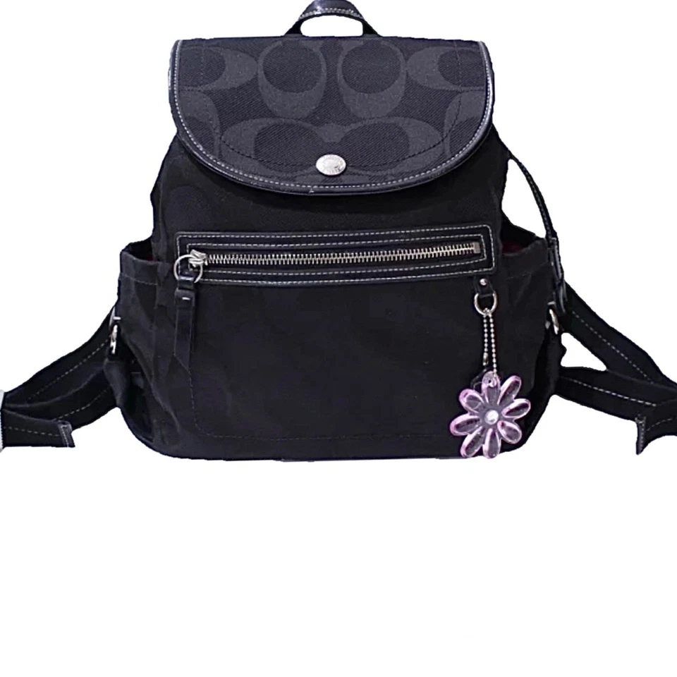 🌸 Mochila Coach Kyra Daisy Signature negra en Sig "C" 🌸 Nunca usada Precio de venta sugerido por el fabricante $298 Foto 2 de 4