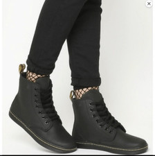 Botas Shoreditch Dr. Martens para mujer, con parte superior de cuero negro mate con
