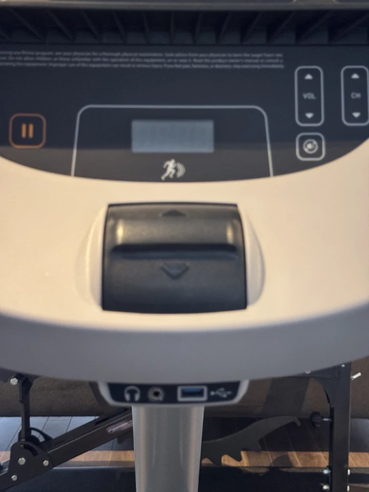 Bicicleta reclinada Precor RBK 815 con consola Experience -  Foto 4 de 4