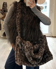 Damen Tasche Plüsch Webpelz Leoprint Grau