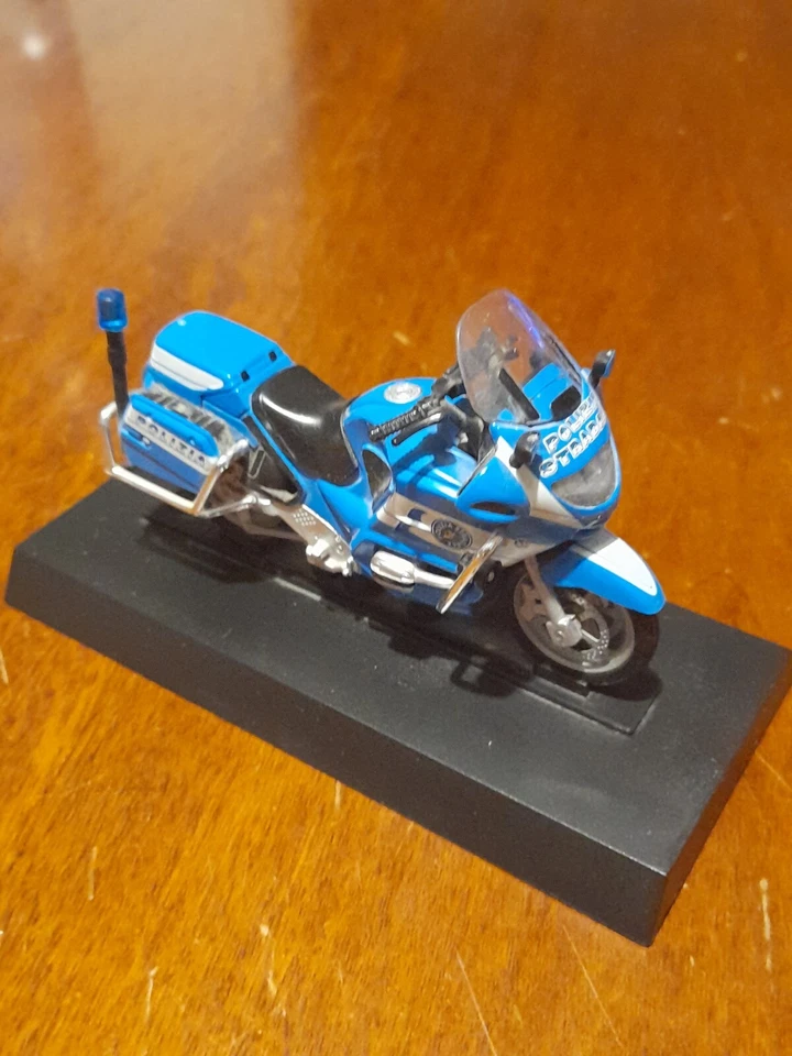 Modellino plastica - Moto Polizia Stradale BMW R 850 RT (2003) - scala 1:24 - Immagine 3 di 4