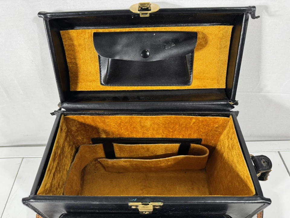 Estuche rígido vintage de cuero negro para cámara con forro y correa de terciopelo naranja Foto 3 de 4