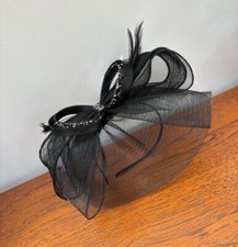 Lipsy Damen-Stirnband schwarz diamantbesetzt Schleife Fascinator neu mit Etikett