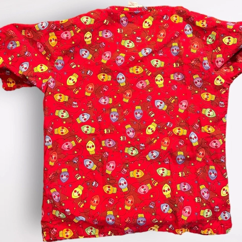 Blusa Médica UA SCRUBS Uniform Advantage Roja Vacaciones Luces de Navidad Talla Pequeña Foto 2 de 4