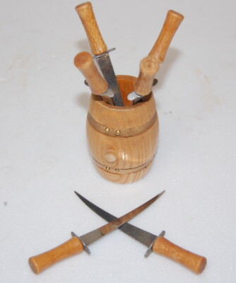6 dekorative Partyspieße Cocktailspieße Schwert Säbel Dolch Metall Holz Holzfaß