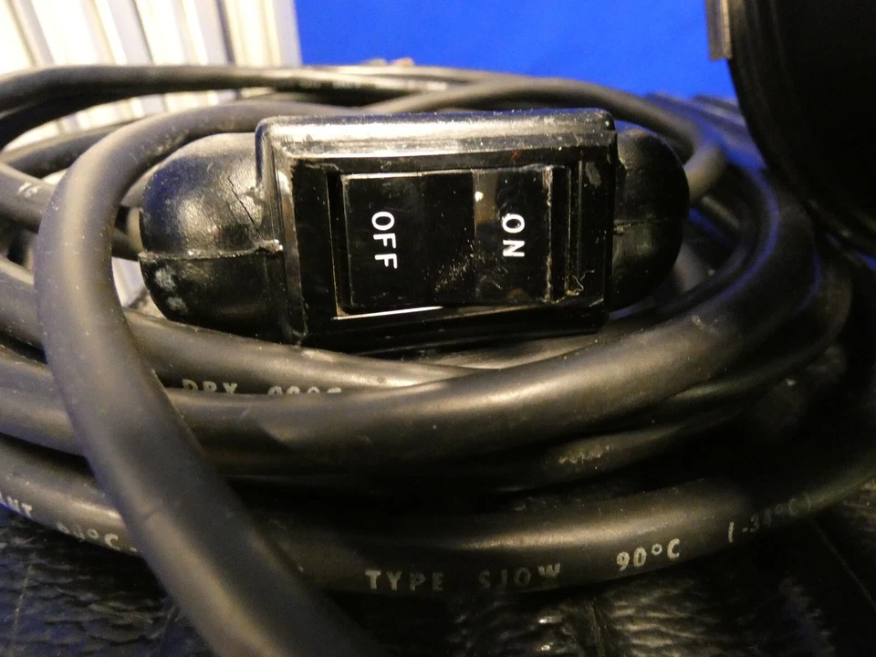 Lowel DP Light Kit QTY 3 w/Lowel On-Off Power Cords, Case, 3 Lowel Light Stands - Image 3 of 4