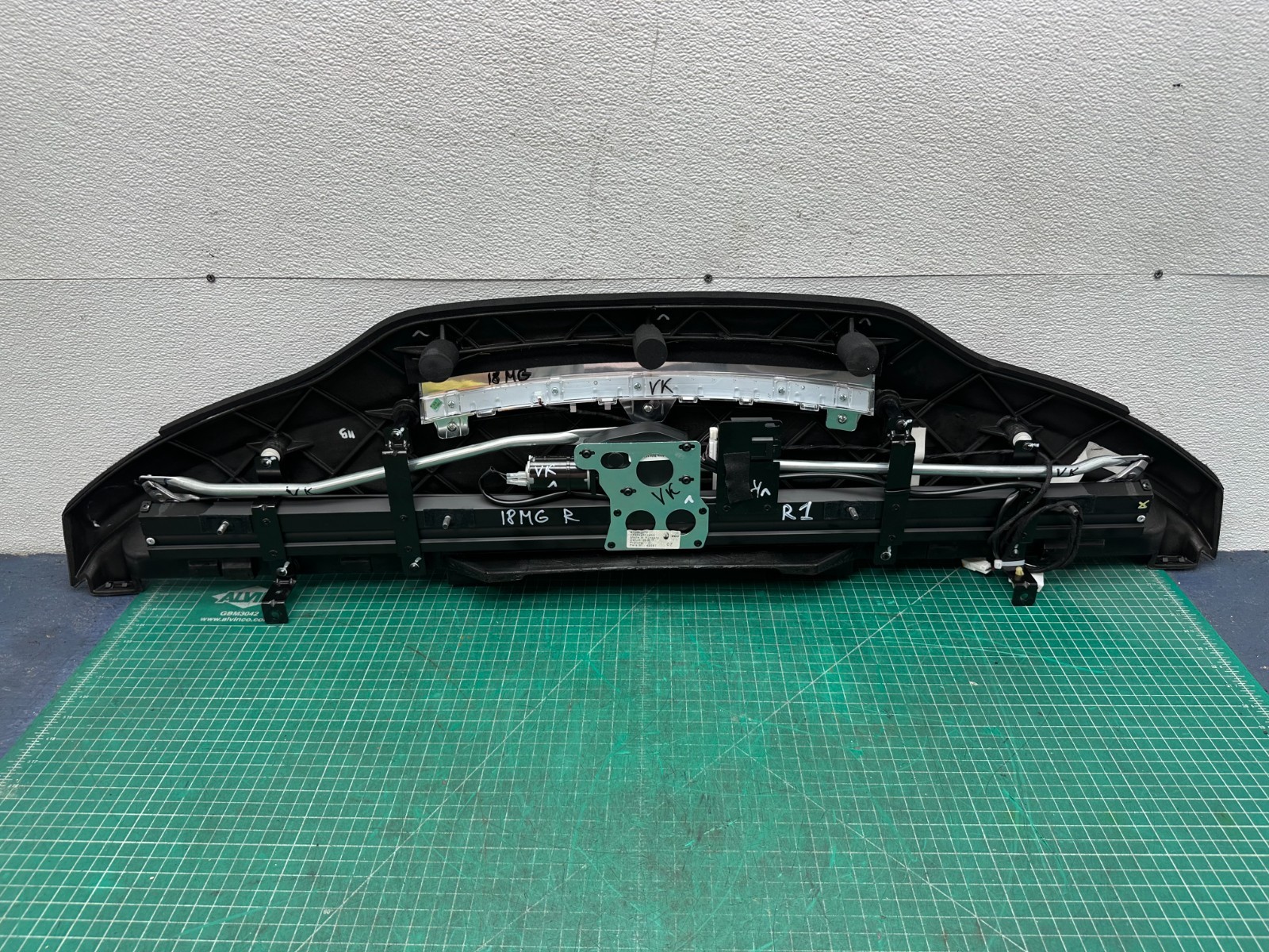 14-21 MASERATI GHIBLI - REAR GLASS SUNSHADE W/ 3RD BRAKE LIGHT OEM