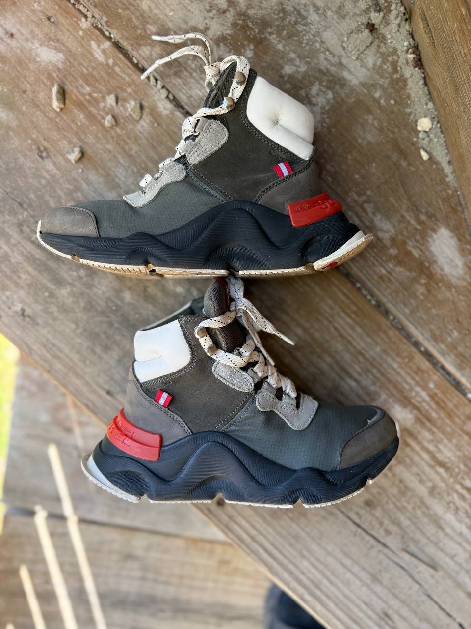 Sorel Kinetic Conquest Women’s Hiking Boots Gray Red Chunky Sneakers US 6