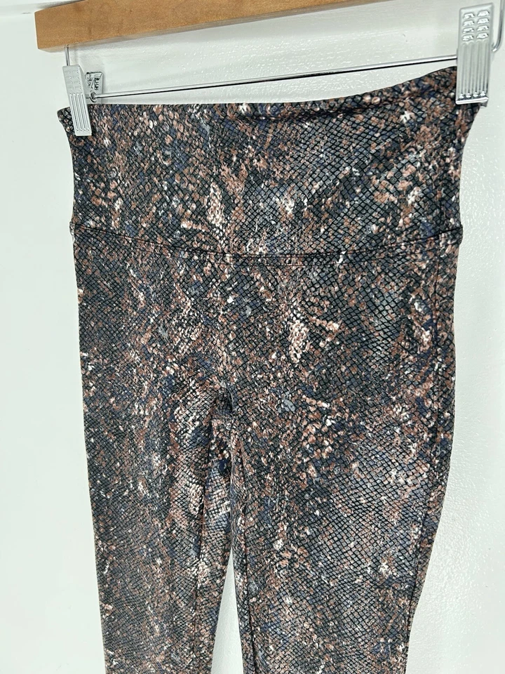 Leggings SPANX Imitación Cuero Estampado Serpiente Brillo Talla Pequeña Moca Cintura Alta Foto 4 de 4