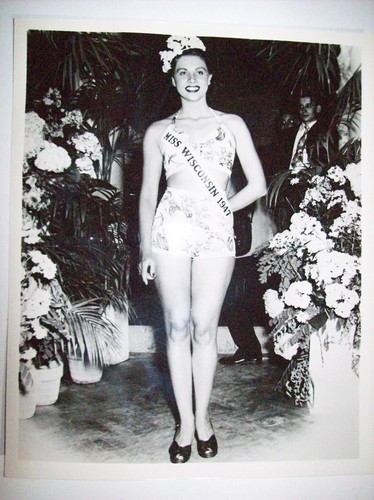 Lot of 2 MISS WISCONSIN 1947 MISS BARABOO 1947 GLADYS BERKLEY 8x10 PRESS PHOTOS - Picture 2 of 5