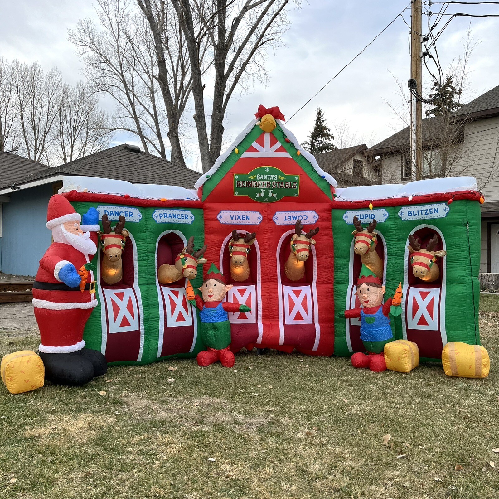 2008 Gemmy 12ft Airblown Santa's Reindeer Stable Barn Elves Inflatable