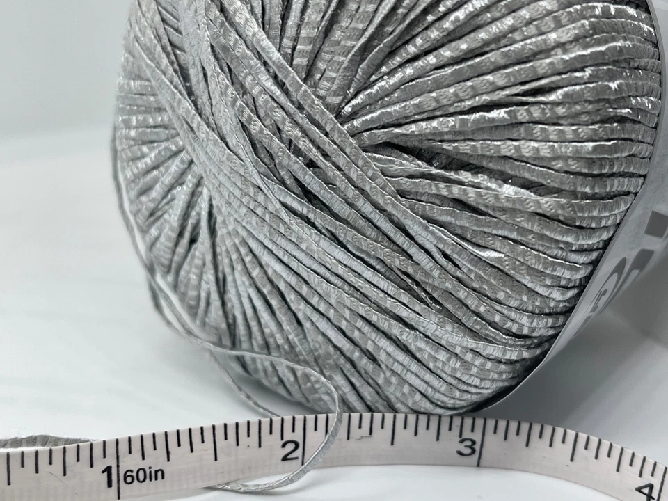 Hilo de cinta delgada Fettuccia plateada 82224 hilos de hielo 50 gramos, 114 yardas x 2 mm de ancho Foto 4 de 4