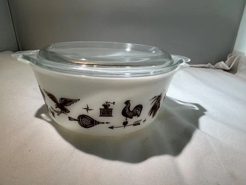 PYREX White Early American Round Casserole Dish #472 1 1/2 PT  Lid Vintage USA
