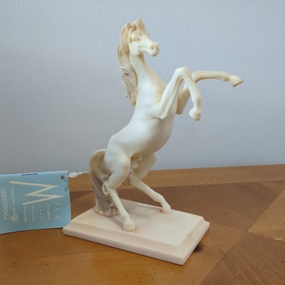 Exquisite Maska Alabaster Aufzucht Pferd Skulptur mit Echtheitszertifikat. 6,5''/ 16,5cm.