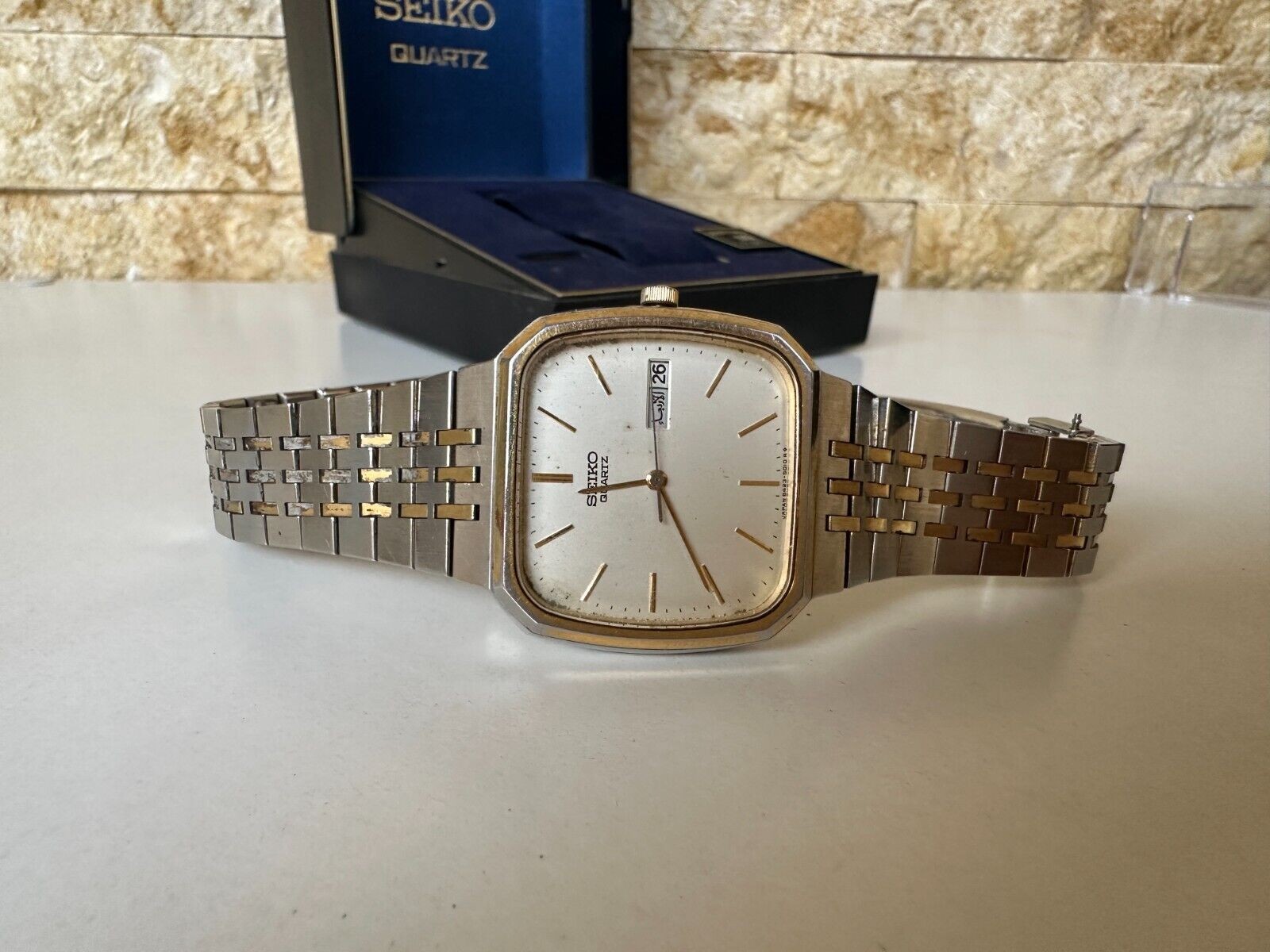C1977 VINTAGE SEIKO EMBLEM WATCH QUARTZ SQUARED 33MM GENTS SGP BEZEL 6423-5010 image 6