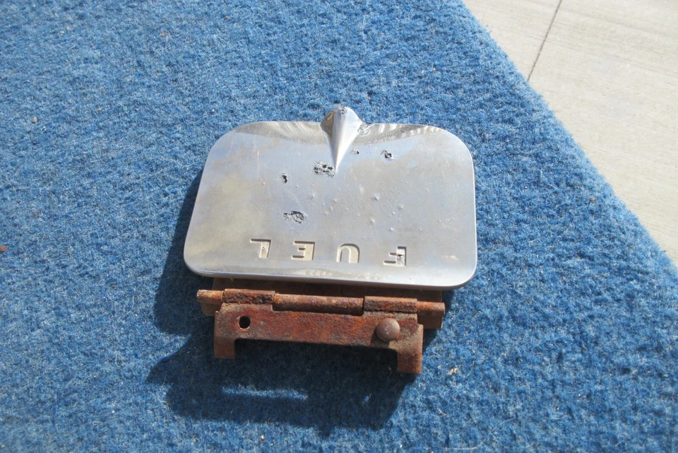 1957 Buick Special Century FUEL DOOR WITH HINGE Foto 2 de 4