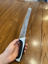 High Carbon X30 Cr13 Mercer Culinary M23210GY Bread Knife 10” Serrated Wavy Edge