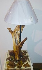 Lampada da tavolo in legno e resina 