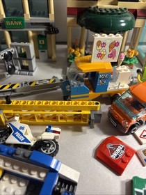 LEGO City Builds Capital City 60200 Museum Hotel Police 60141 Bank 60140 Cars