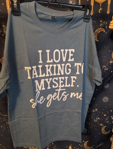 T-shirt grafica blu con testo 'Amo parlare con me stesso. Lei mi prende.' - Foto 3 di 4