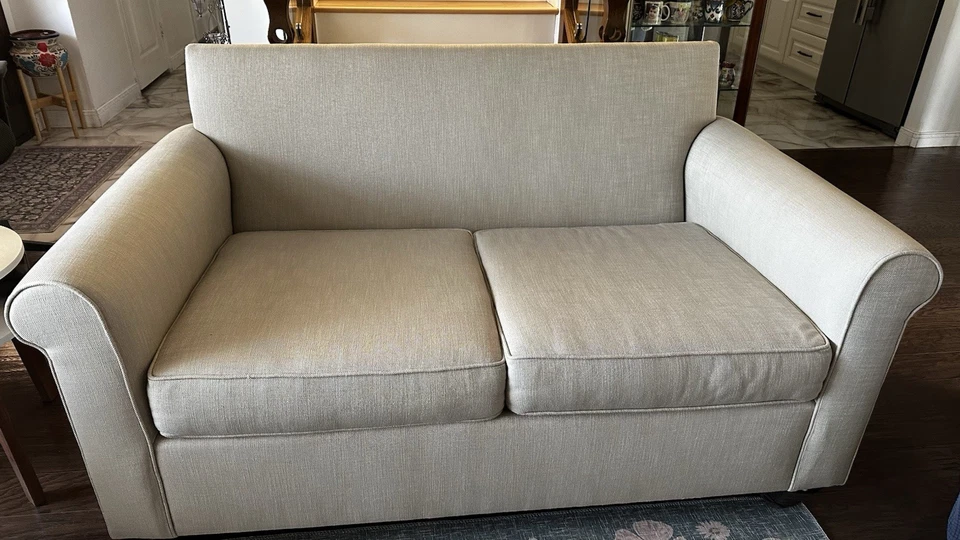 Loveseat tapizado Pottery Barn Cameron con brazo enrollable 63" tejido de canasta avena Foto 4 de 4