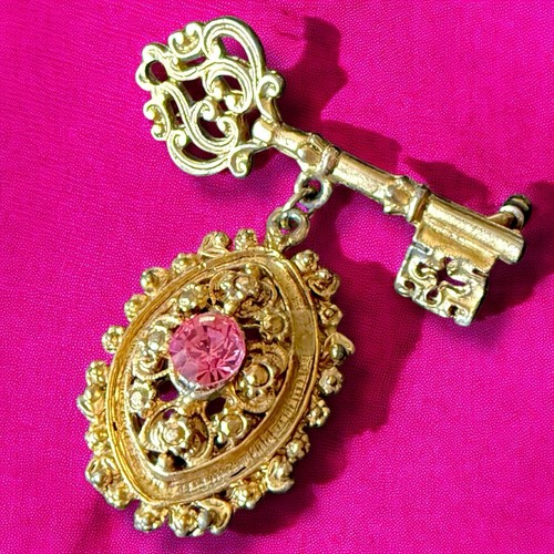 Broche Vintage Rosa Estrás Tono Dorado Llave Renacimiento Victoriano Adornado Cuelga - Imagen 3 de 9